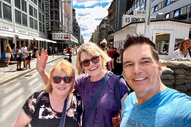 Welcome/Farewell SightseeingTaxi Tour +Transfer from/to the airport - Brandenburg Gate and Pariser Platz: Berlin’s most loaded postcard