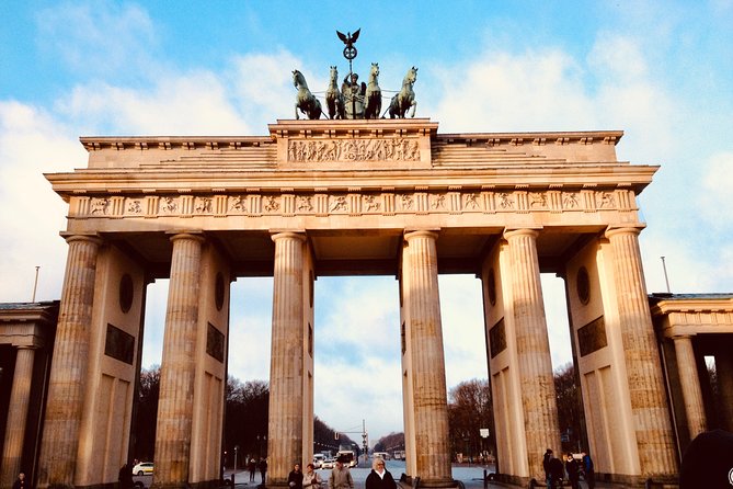 Welcome/Farewell SightseeingTaxi Tour +Transfer from/to the airport - From the Palace of Tears to Alexanderplatz